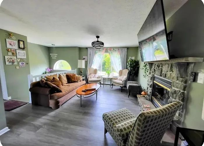 Cozy House In Long Pond 3 Bedrooms 10 People